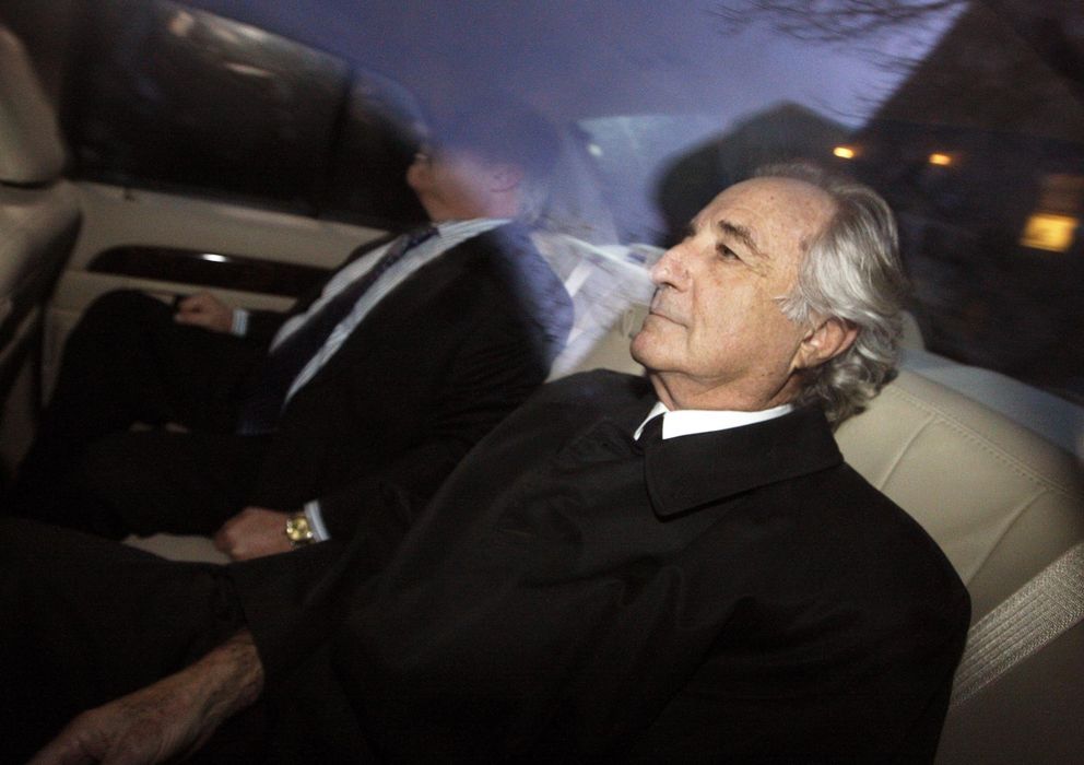 Foto: Bernard Madoff llega a su casa tras una audiencia ante un juzgado federal en Nueva York (Reuters).