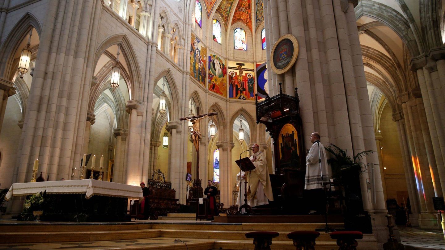 Interior de la catedral de La Almudena. (EFE)