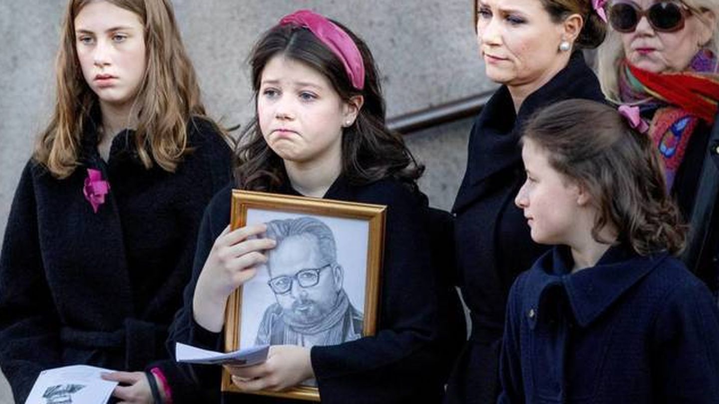Maud Angelica, sosteniendo un retrato de su padre, Ari Behn, en el funeral de este. (Cordon Press)