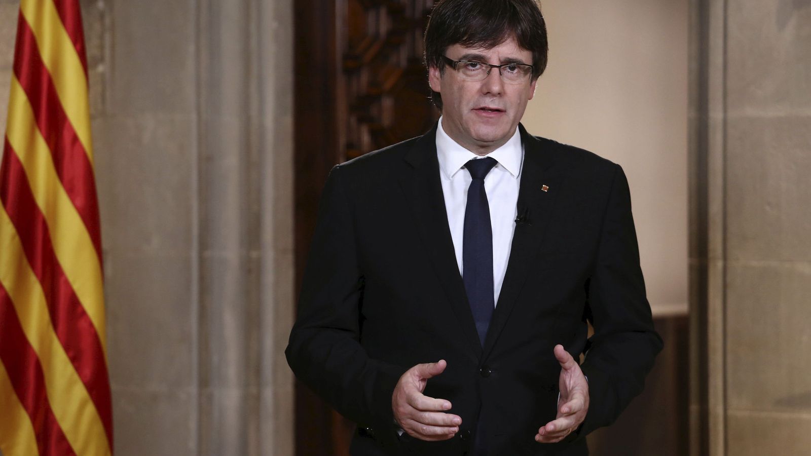 Foto: Carles Puigdemont, durante la declaración institucional de este 4 de octubre en el Palau de la Generalitat. (EFE)