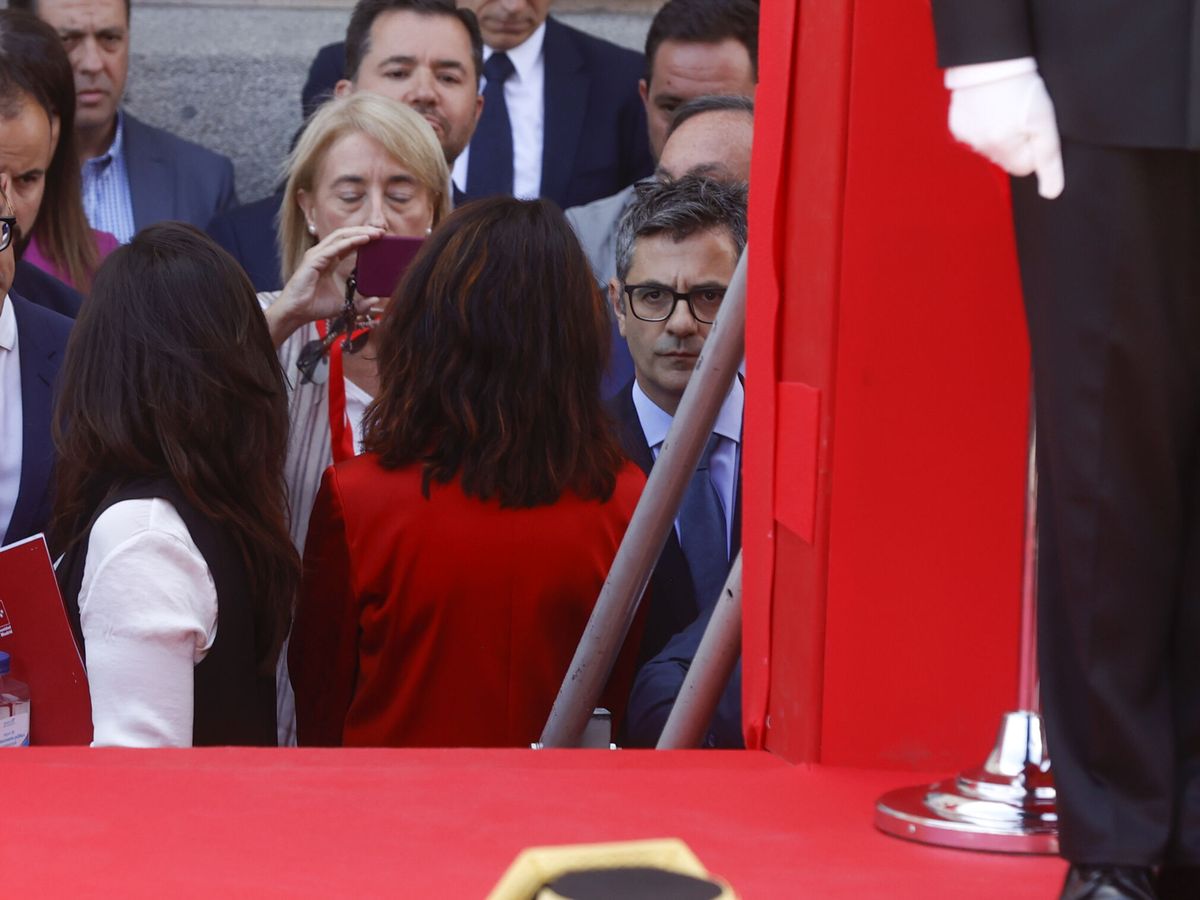 Foto: Momento en el que se ha impedido al ministro de Presidencia, Felix Bolaños (c), subir a la tribuna del acto cívico militar por el Dos de Mayo. (EFE/ Juan Carlos Hidalgo)