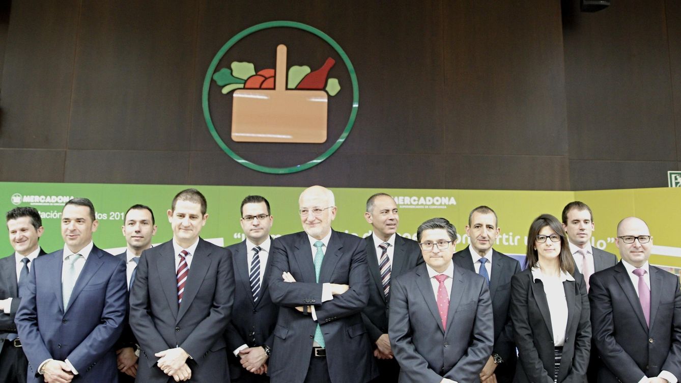 Foto: El presidente de Mercadona, Juan Roig (3i), posa con el equipo directivo de la compañía