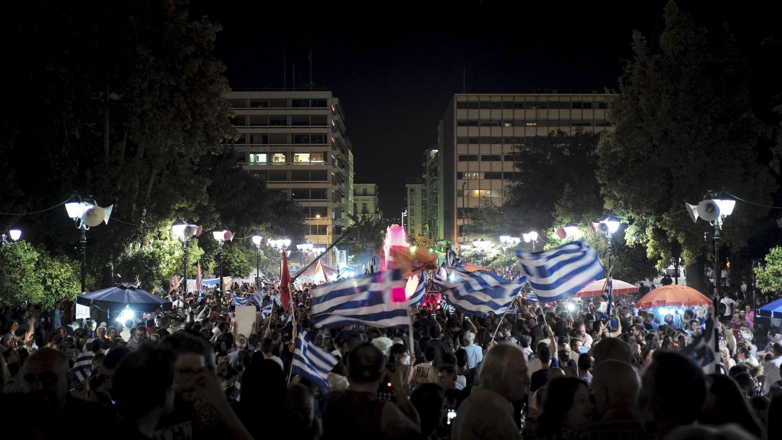 Foto: Simpatizantes de Syriza agitan banderas griegas en Atenas tras el triunfo del 'no' en el referéndum. (Reuters)