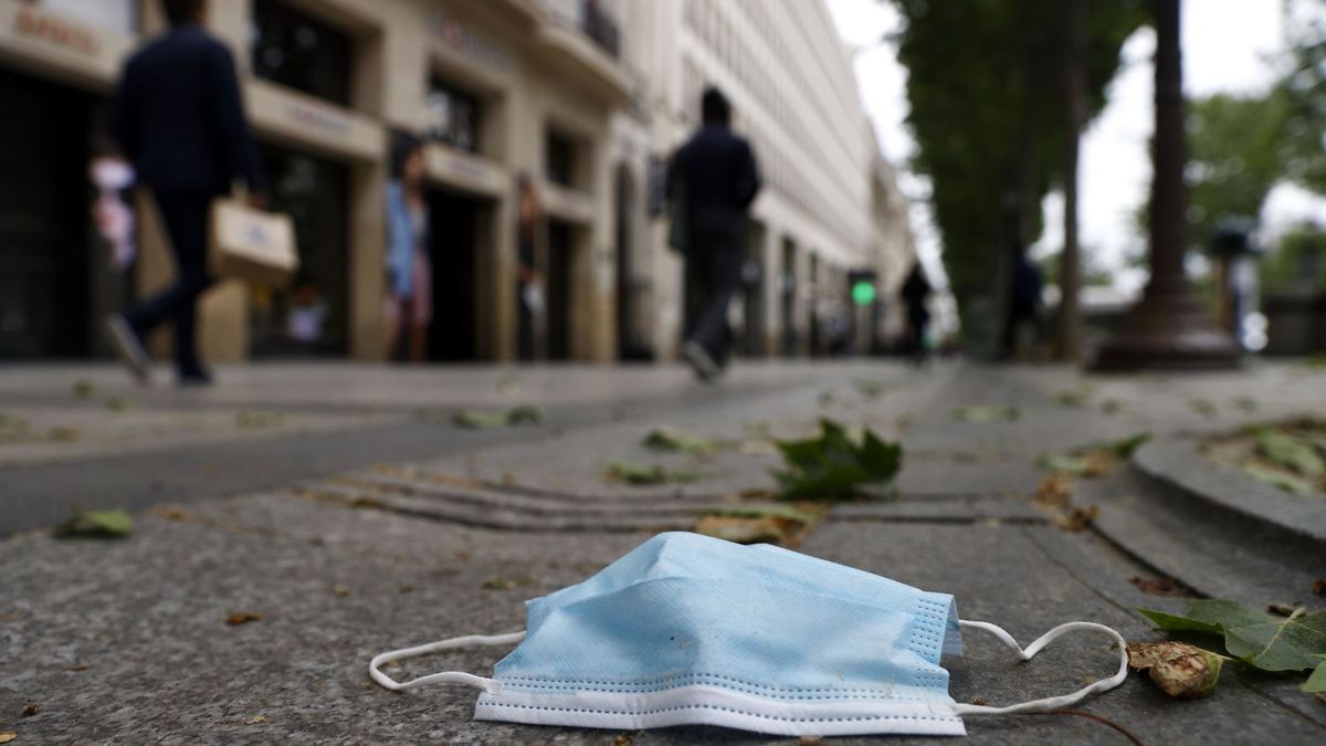 Roma multará con hasta 500 euros a quienes tiren mascarillas o guantes al suelo