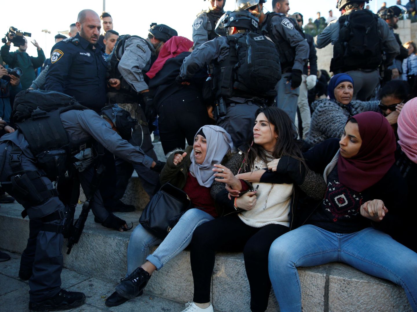 Un policía israelí en una refriega con una manifestante palestina en la Puerta de Damasco este viernes. (Reuters)