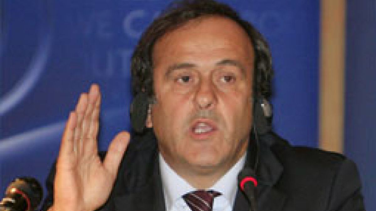 La UEFA lamenta "ataques gratuitos" a Platini