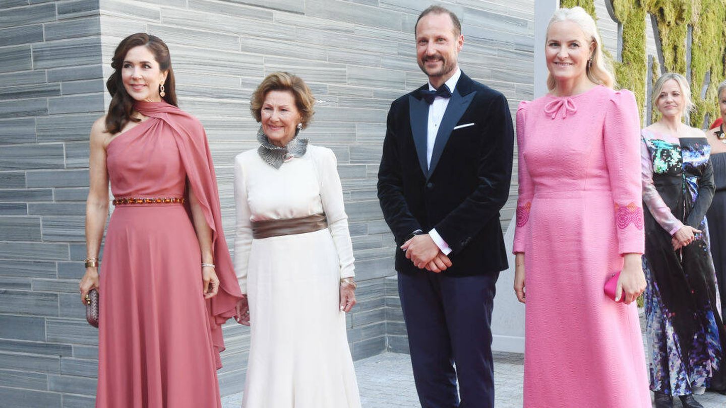 Haakon y Mary de Dinamarca, con la reina Sonia de Noruega y Mette-Marit. (Getty)