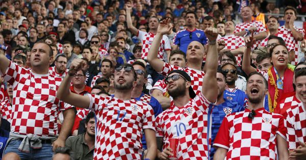 Foto: Aficionados de Croacia animan a su selección. (Reuters)