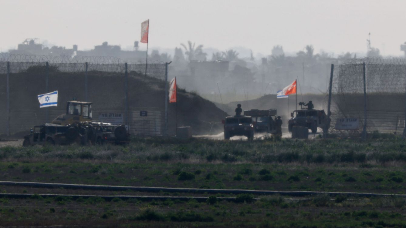 Foto: Vehículos militares israelíes salen de la Franja de Gaza. (Reuters/Amir Cohen)