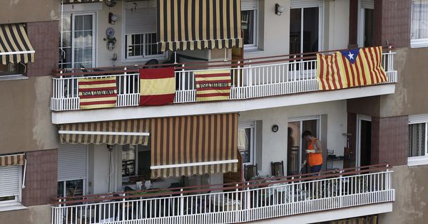 Foto: Banderas de Cataluña junto a una española y una estelada adornan el balcón de un edificio en el centro de Barcelona (Jesús Diges / EFE)