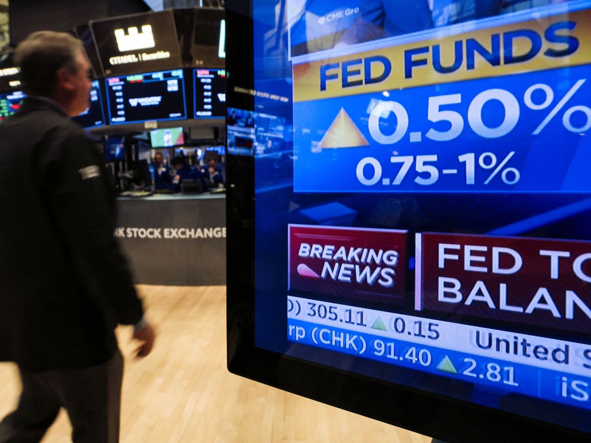 Foto: Una pantalla de la Bolsa de Nueva York anuncia la subida de tipos de la Fed. (Reuters/Brendan McDermid)