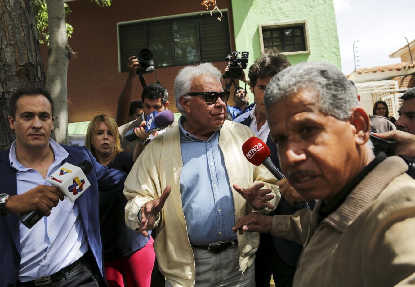 Foto: El expresidente Felipe González, rodeado de periodistas tras ofrecer una rueda de prensa en Caracas, el 8 de junio de 2015. (Reuters)