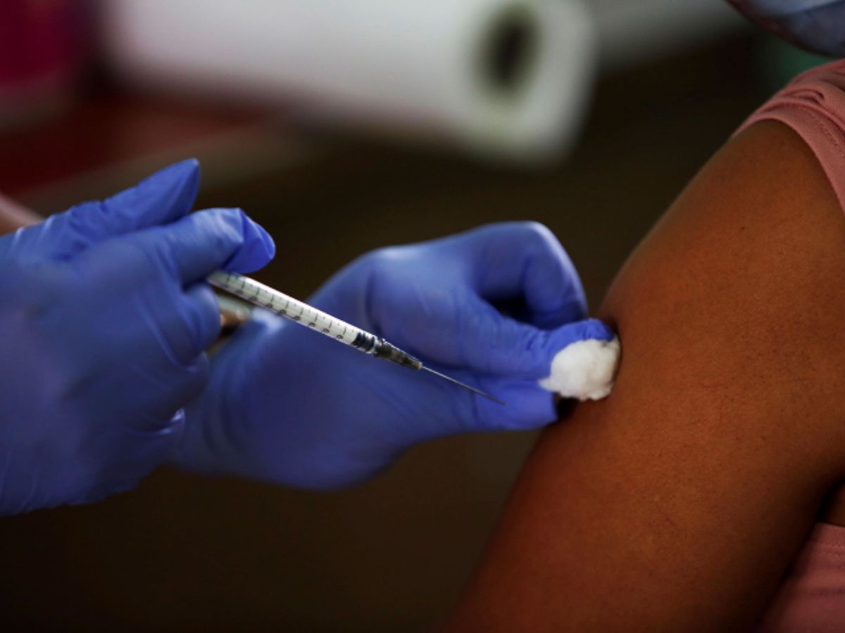 Foto: Una persona recibe una dosis de la vacuna de Pfizer. (EFE)