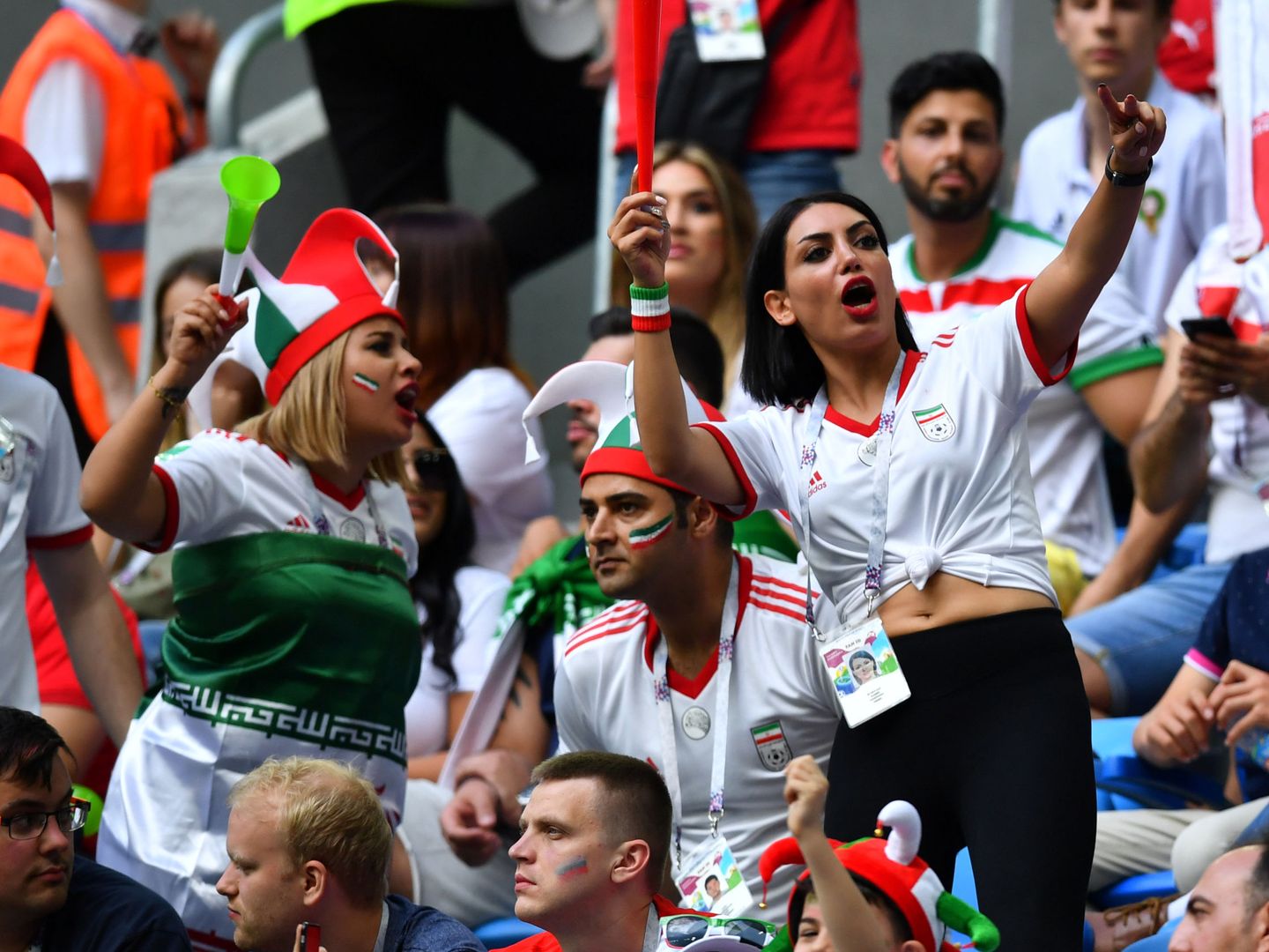Aficionadas iraníes, durante el partido entre Irán y Marruecos en el estadio San Petersburgo. (Reuters)