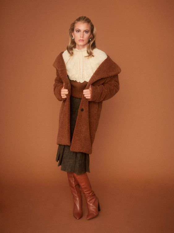 Desde el invierno pasado, el tipo de abrigo ‘teddy’ es un must de cualquier armario. Este de piel de borrego marrón es de CLAUDIE PIERLOT. La modelo lo lleva con un jersey de lana y batista de ZARA, y una falda de tablas de punto de M MISSONI (verás