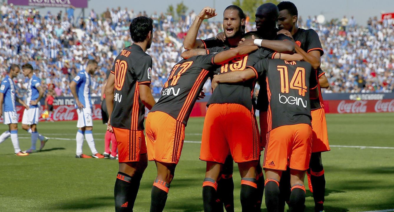 Los jugadores del Valencia parecen ser una piña después del partido en Leganés. (JuanJo Martín/EFE)