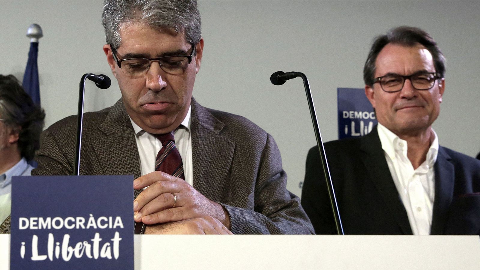 Foto: El expresidente de la Generalitat Artur Mas (d) y el candidato de Democràcia i Llibertat, Francesc Homs, durante su comparecencia tras conocer los resultados en las generales. (EFE)