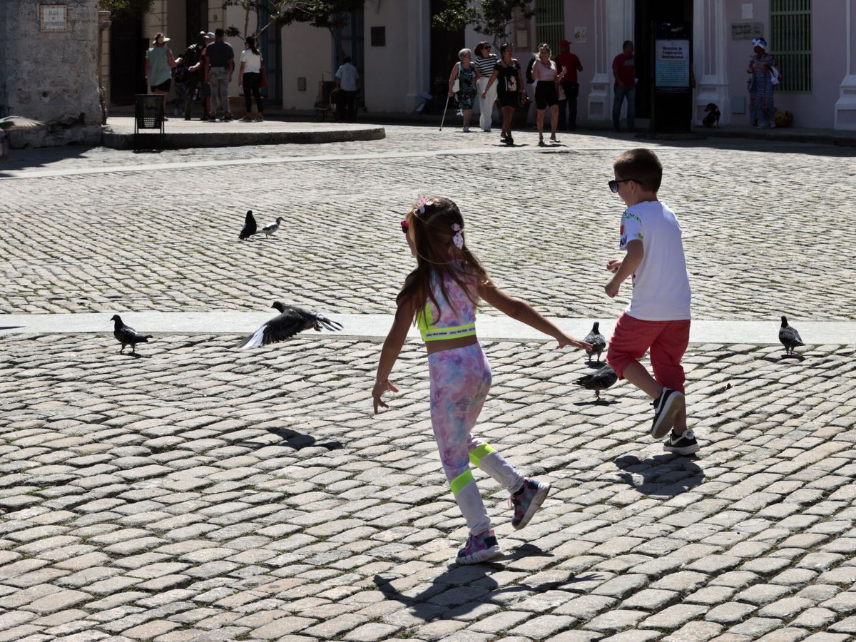 Foto: Niños jugando. (EFE/Ernesto Mastrascusa)