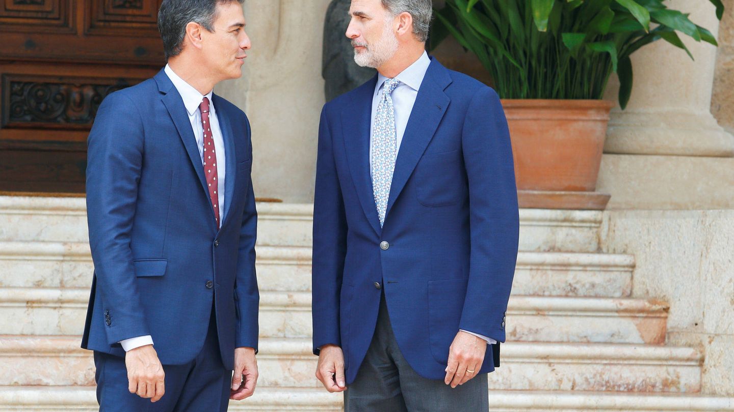 El rey Felipe, con Pedro Sánchez en Mallorca. (Reuters)