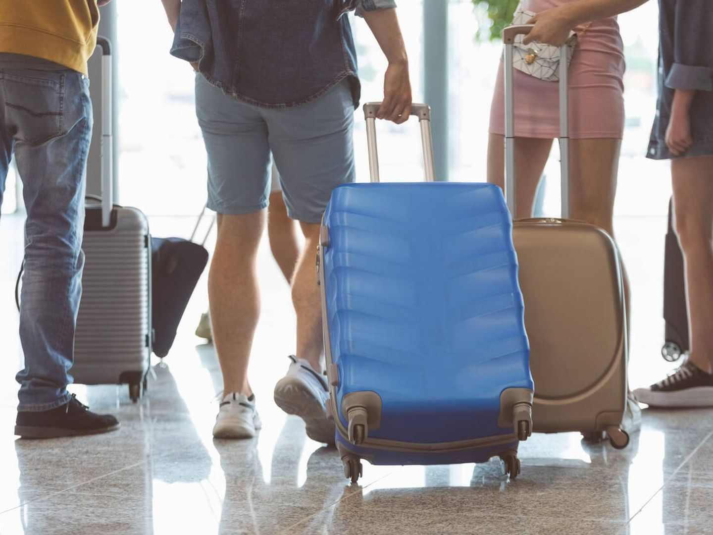 Pasajeros con el equipaje en el aeropuerto (iStock)