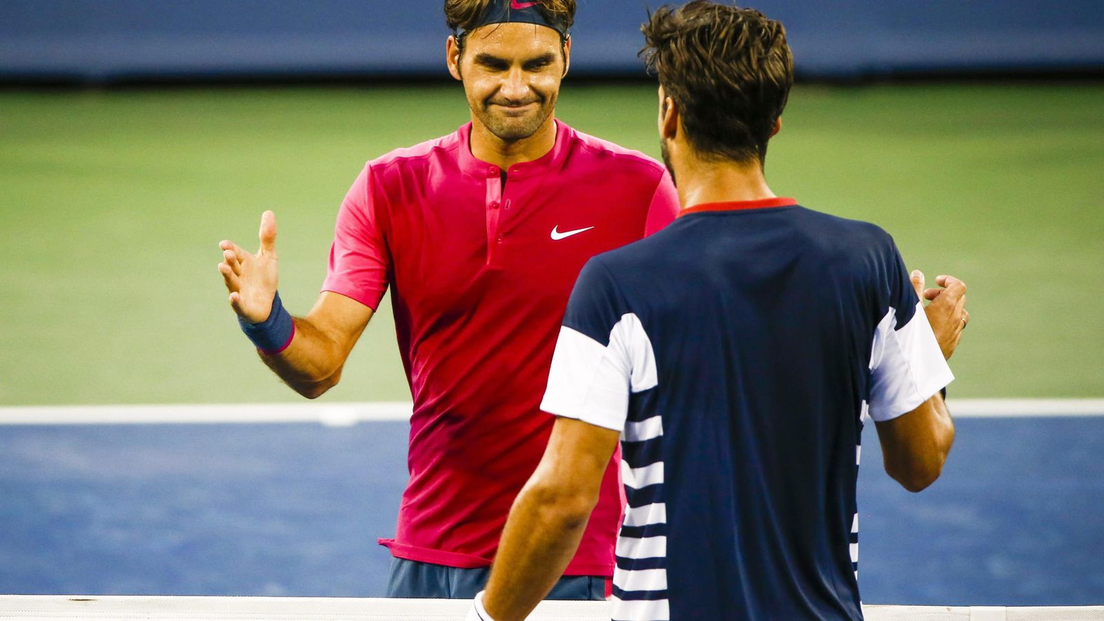 Foto: Feliciano saluda a Federer tras ser eliminado (Reuters).