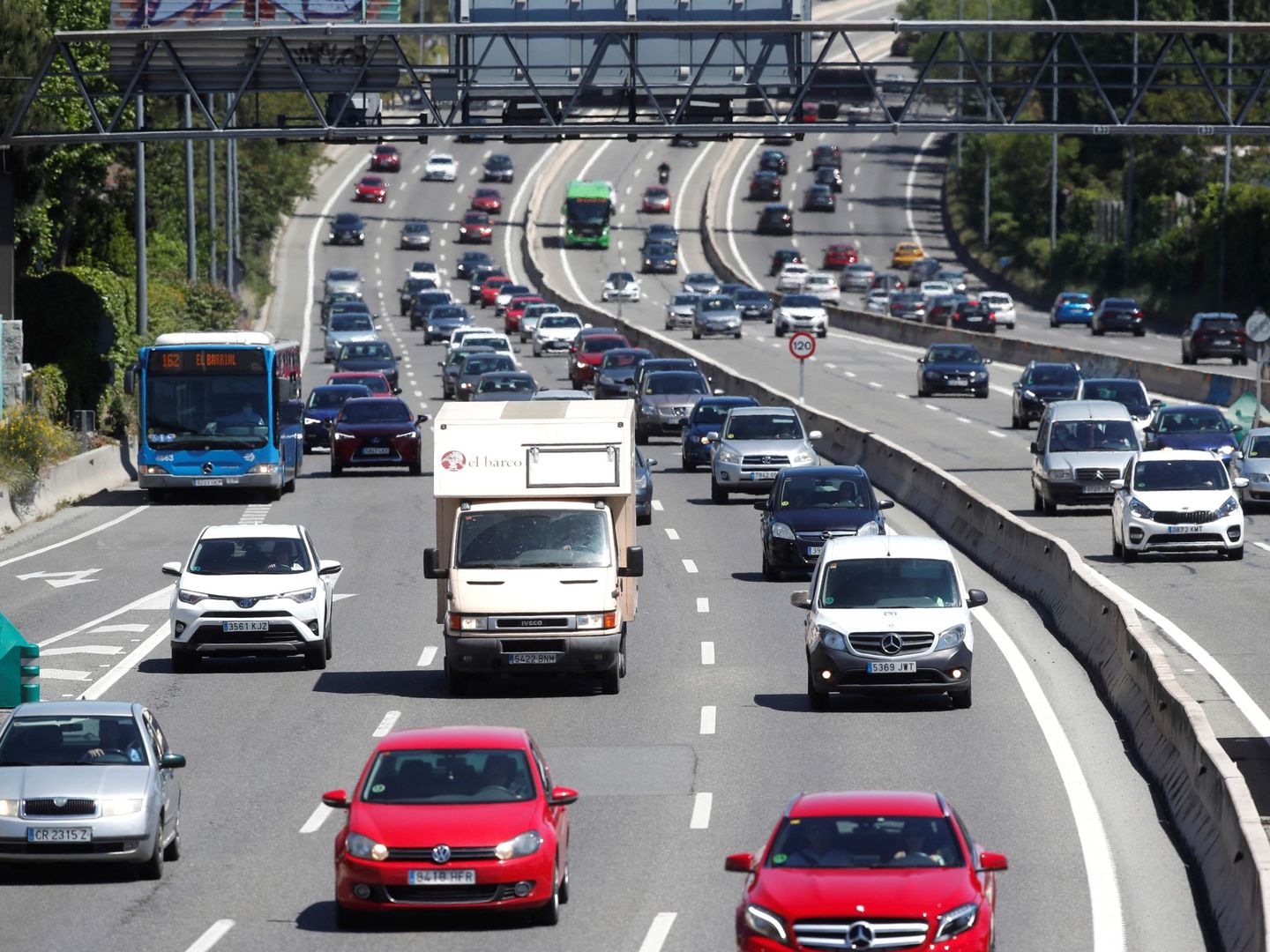 El tráfico en las carreteras españolas se recupera poco a poco después del estado de alarma. (EFE)