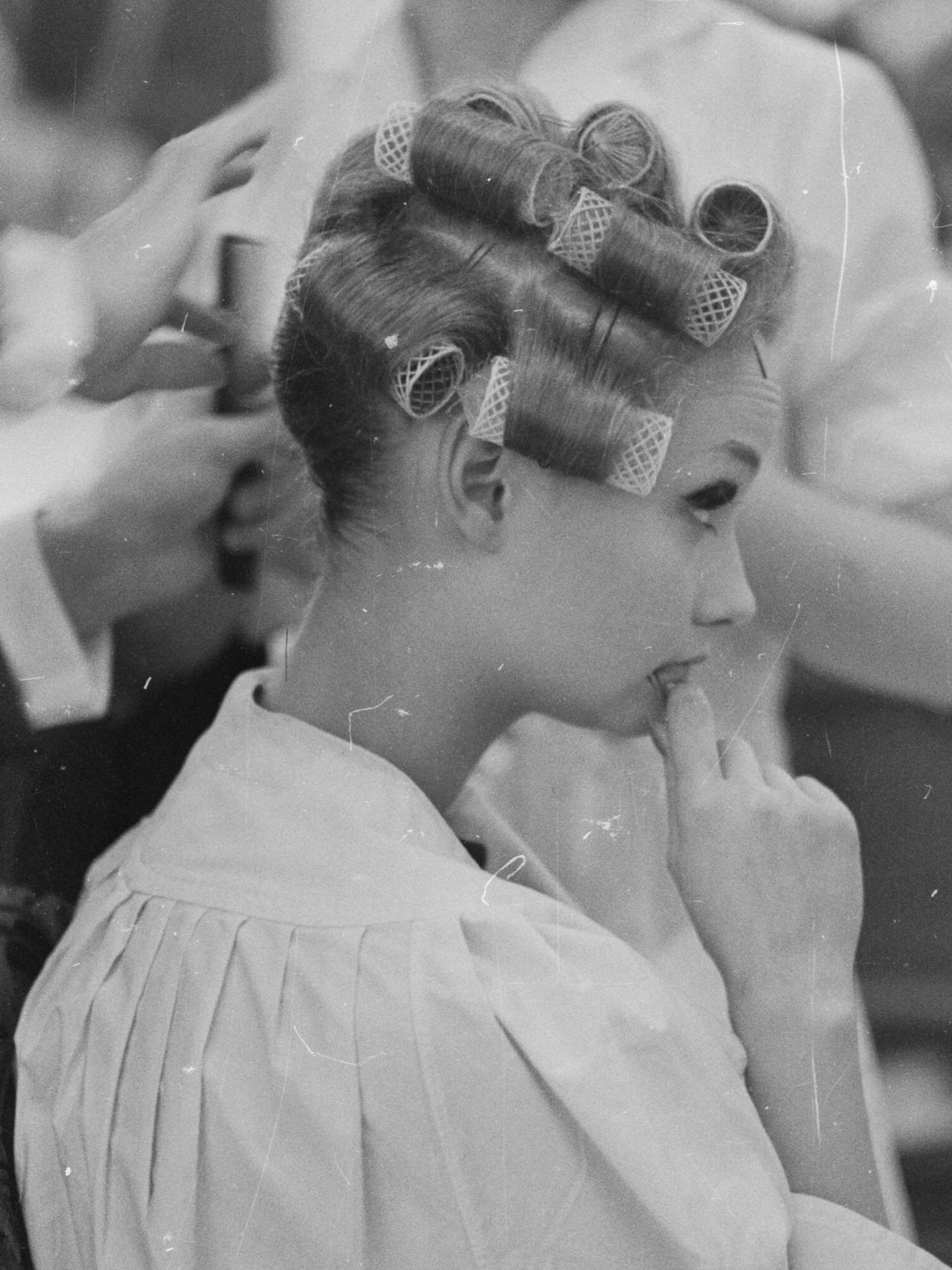 Modelo con la cabeza llena de rulos en noviembre de 1962, en el backstage de un desfile de moda en Victoria. (Getty/Ronald Dumont/Express) 