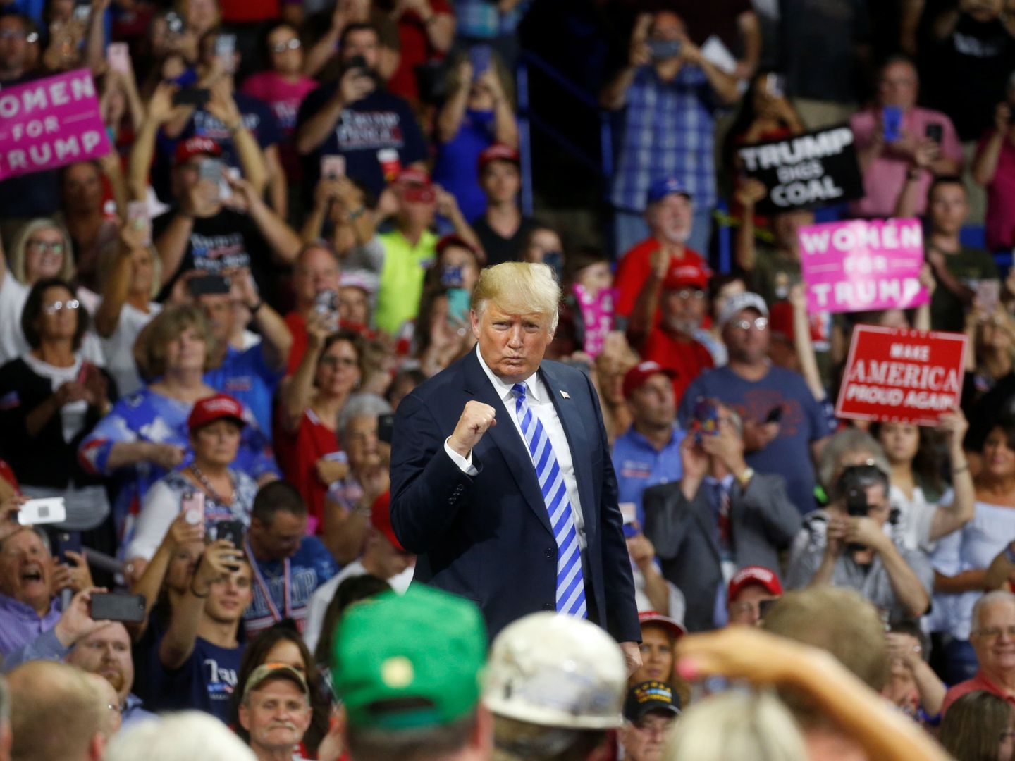 Donald Trump se reúne con sus partidarios en el Centro Cívico de Charleston, Virginia Occidental, ayer, 21 de agosto de 2018. (Reuters)