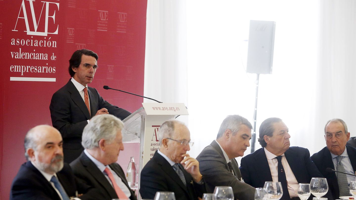 Tras su intervención, Aznar ha mantenido un coloquio a puerta cerrada con los miembros de la AVE. (EFE)