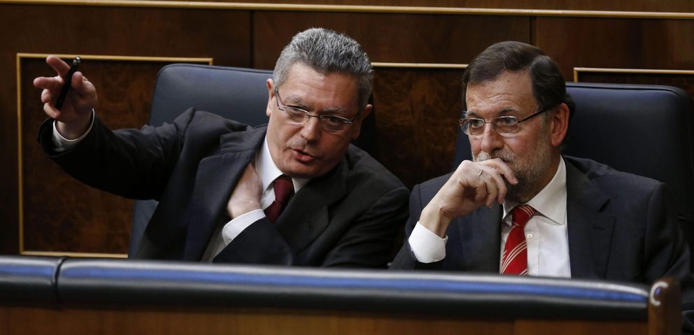 El ministro de Justicia, Ruiz Gallardón, junto a Mariano Rajoy en el Congreso. (EFE)