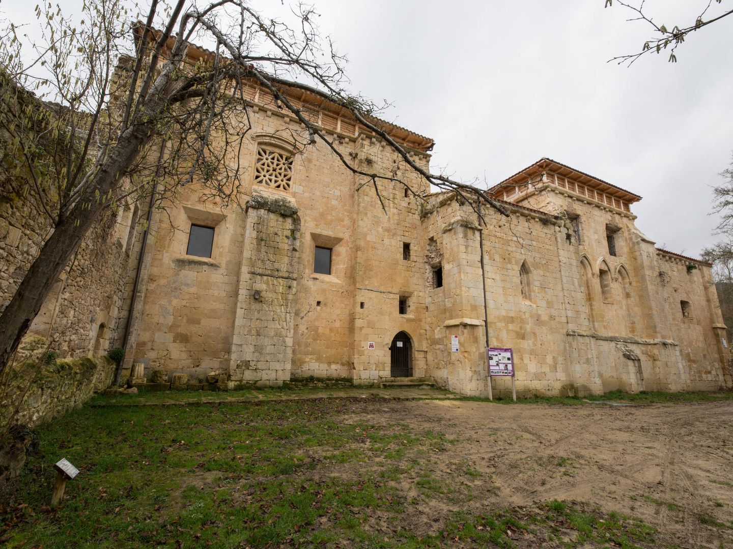 Entrada principal al monasterio de Santa María de Rioseco. (D. B.)