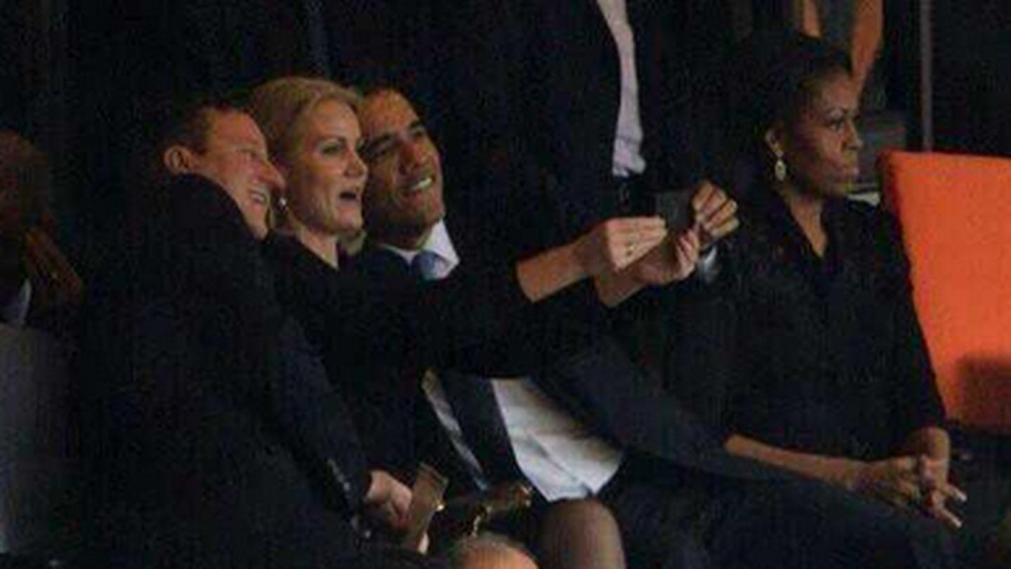 Helle Thorning-Schmidt se fotografía con Obama y Cameron durante la ceremonia