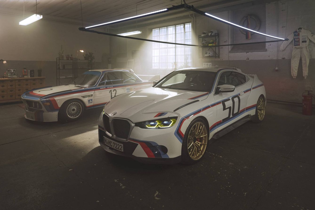 El nuevo 3.0 CSL de BMW M, junto al mítico modelo de la marca en el que se inspira.