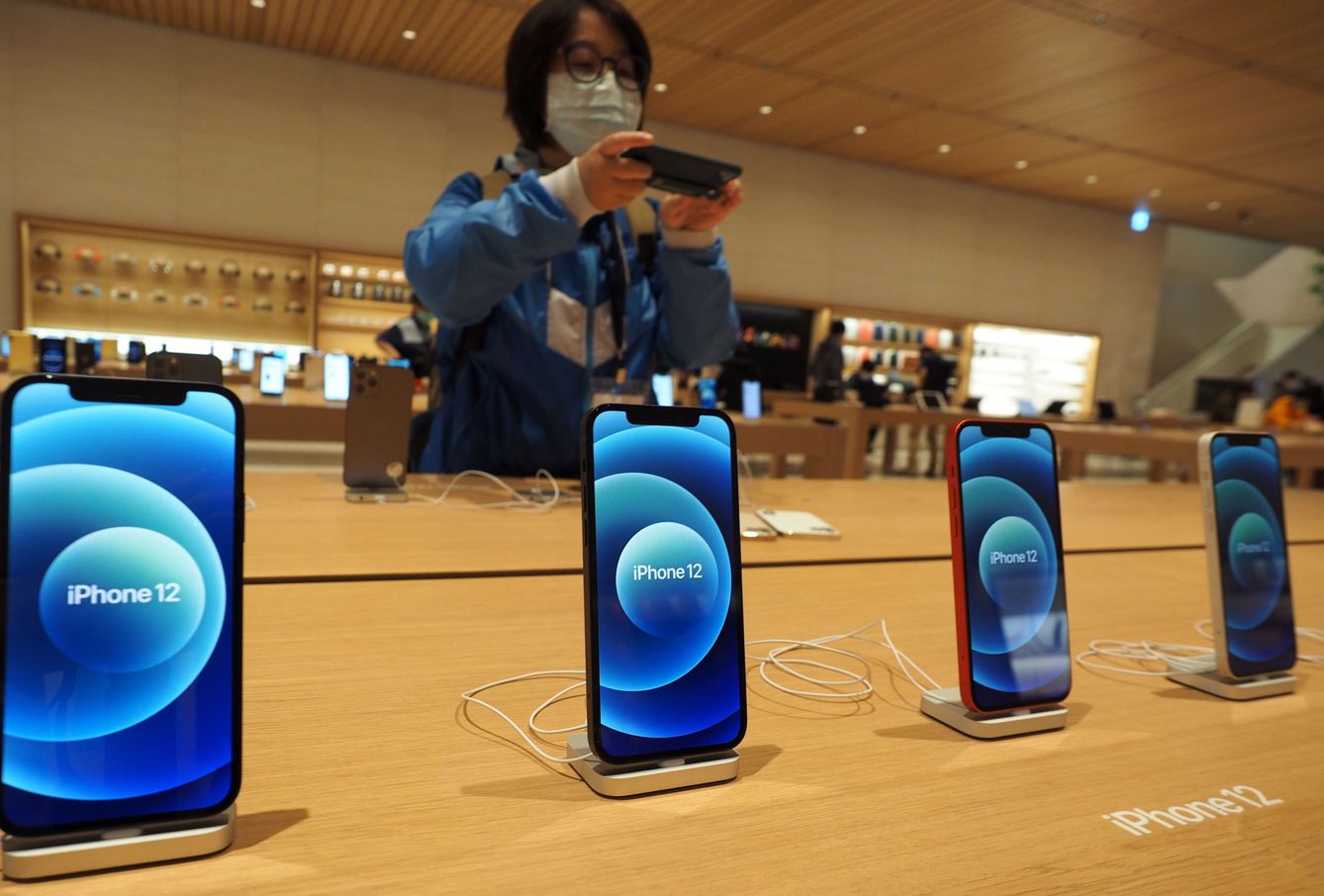 iPhone 12 en una tienda de Apple. (Reuters)