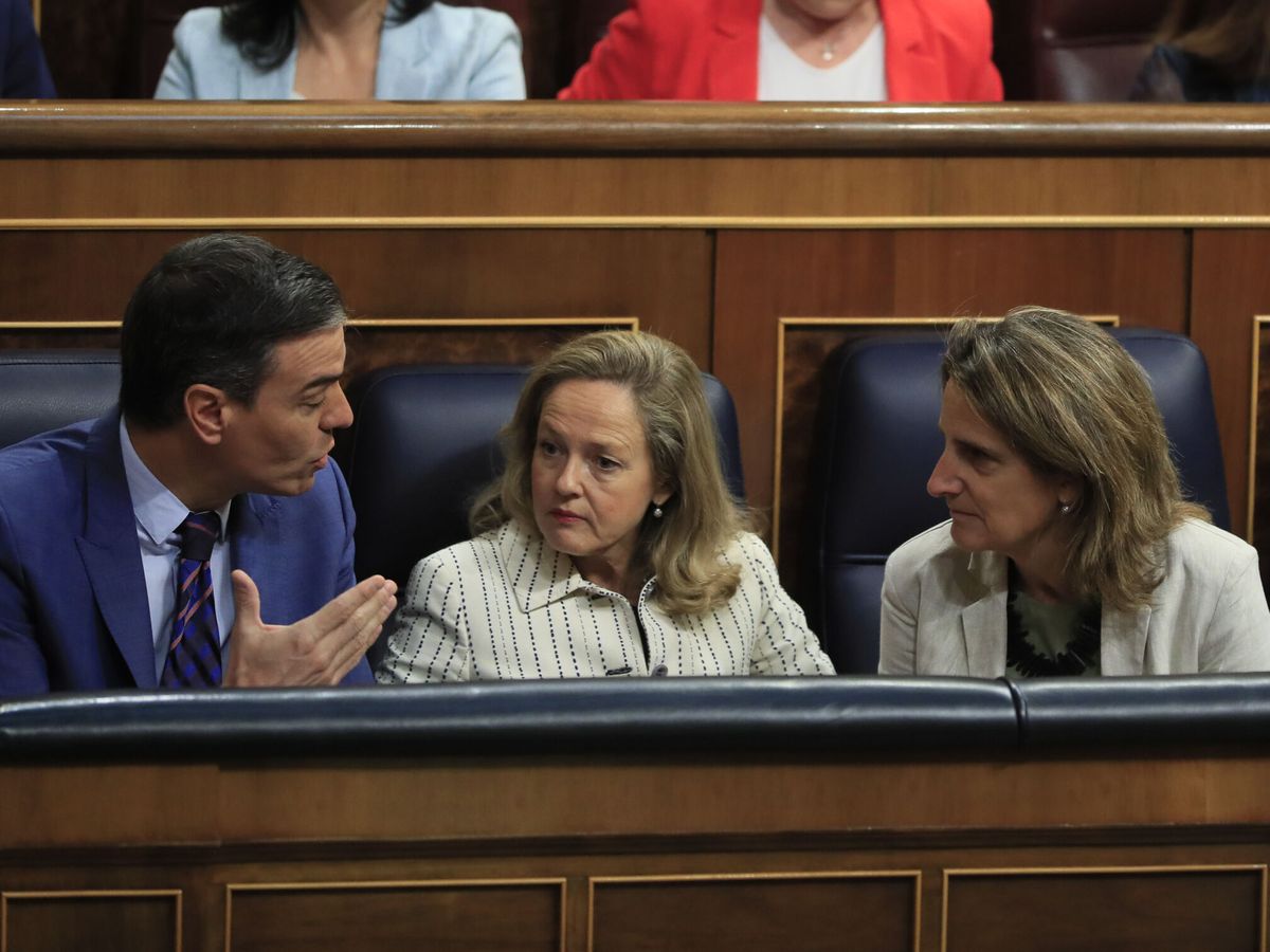 Foto: El presidente Pedro Sánchez y las vicepresidentas Nadia Calviño y Teresa Ribera, en la bancada del Congreso de los Diputados. (EFE/Fernando Alvarado)