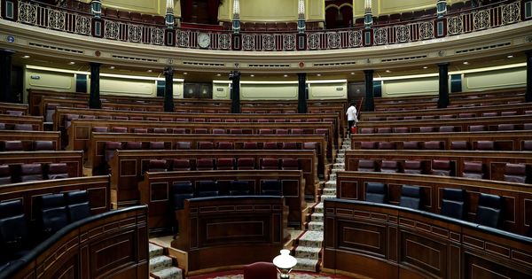Foto: Vista del hemiciclo vacío tras la última sesión del Congreso antes de que la Diputación Permanente asuma las funciones del pleno. (EFE)