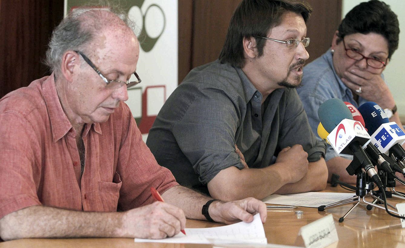 Domènech lee un manifiesto de académicos y activistas en defensa del movimiento del 15-M en 2011. (EFE)