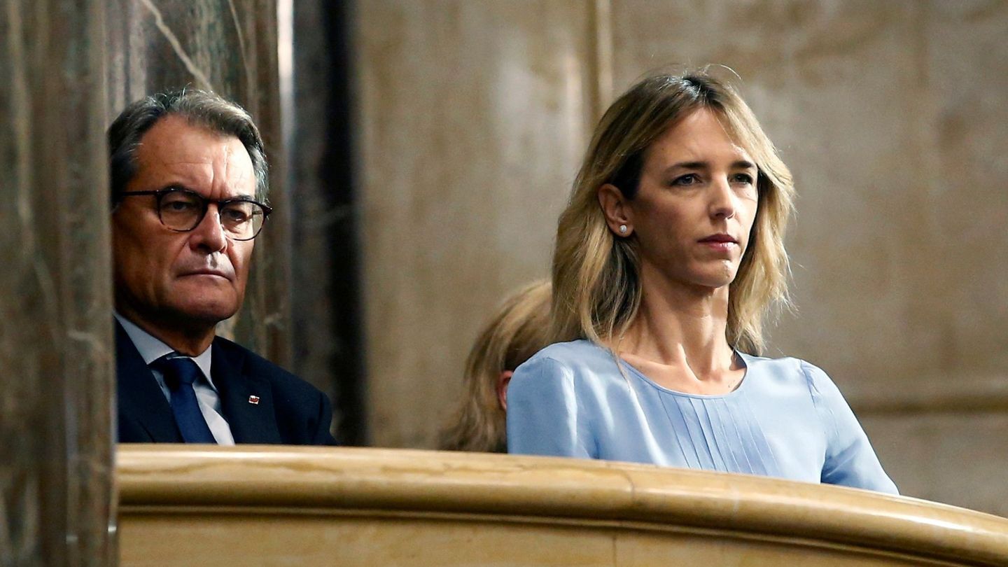 El 'expresident' Artur Mas junto a Cayetana Álvarez de Toledo, en la tribuna de invitados del Parlament . (EFE)