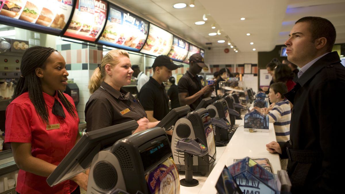 McDonald's despide a un directivo corrupto y prescinde de los proveedores implicados