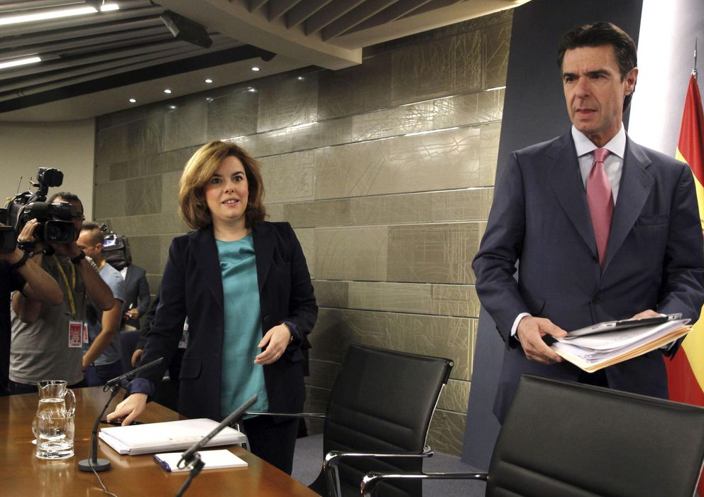 Foto: La vicepresidenta, Sáenz de Santamaría, junto al ministro Soria. (Efe)