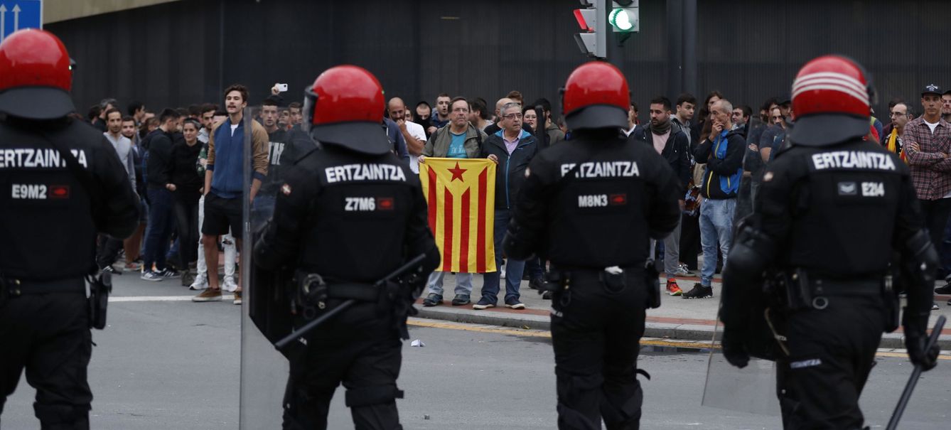 Manifestantes que protestan por la sentencia del 'procés' en Bilbao. (EFE)