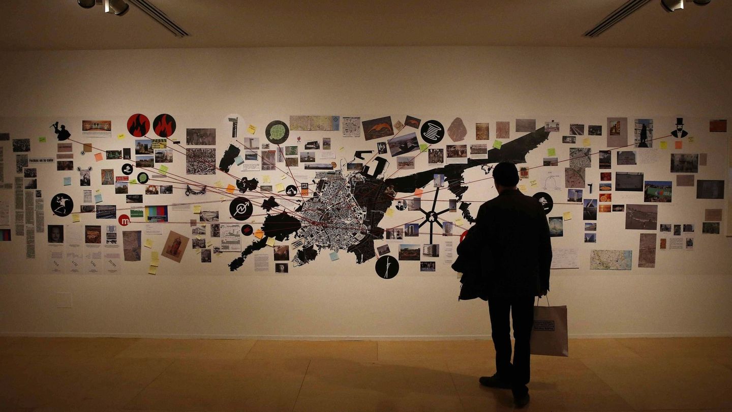 Una persona observa la obra ,' Mapa de Valencia' 2015, que pertenece a la exposición de 'Yendo leyendo, dando lugar' (2019) (EFE)