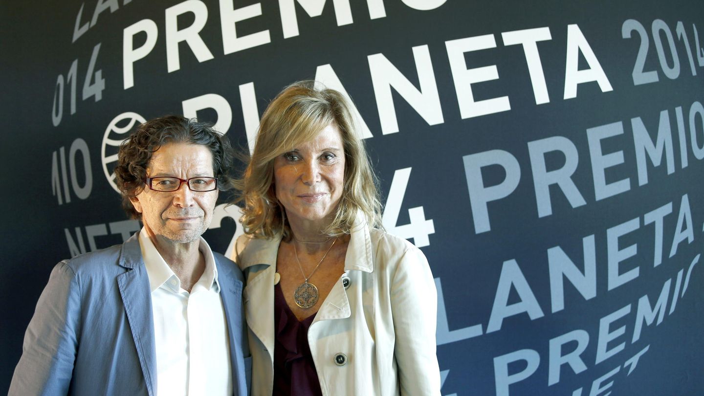 El periodista y escritor mexicano Jorge Zepeda Patterson, ganador del Premio Planeta con la novela 'Milena o el fémur más bello del mundo', y la periodista barcelonesa Pilar Eyre, finalista, en 2014. (EFE)