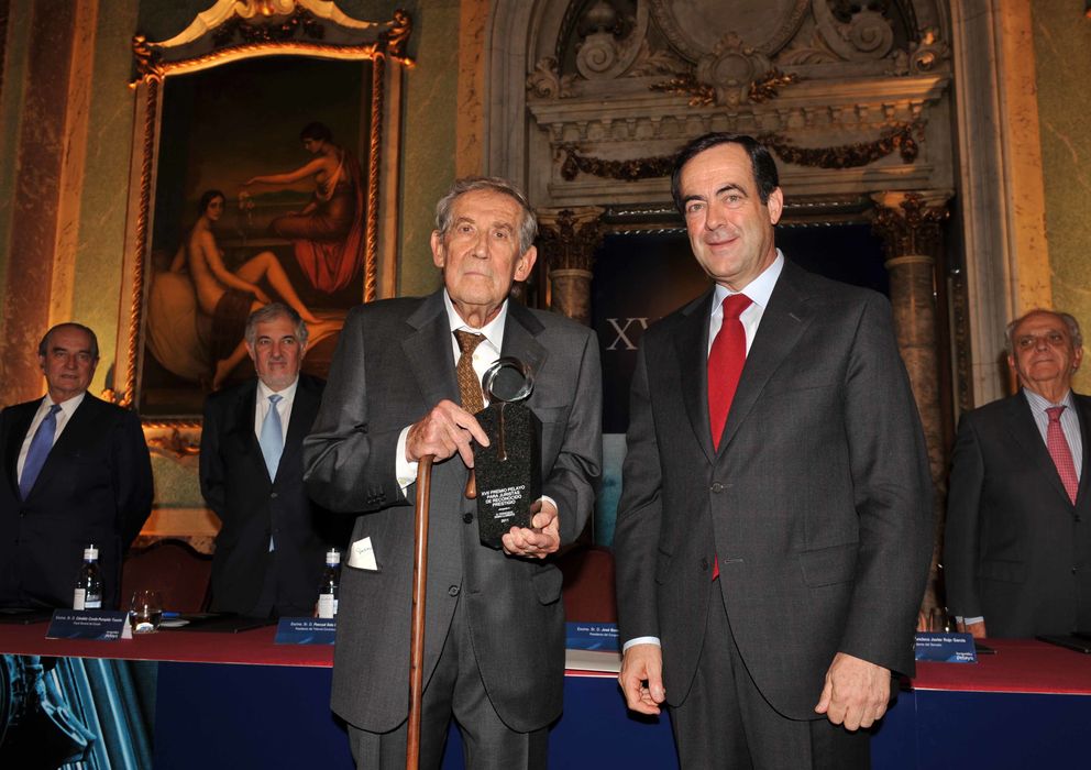 Foto: José Bono entrega a Francisco Rubio Llorente el VXII Premio Pelayo a juristas de reconocido prestigio. (http://www.diariojuridico.com/)