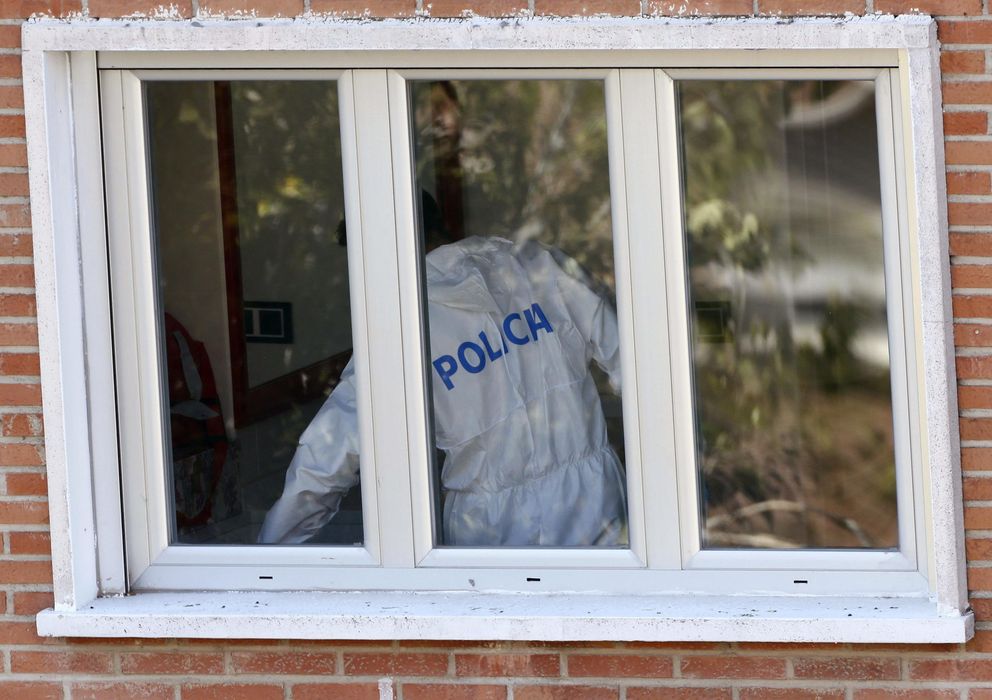 Foto: Imagen de un miembro de la Policía registrando la casa del presunto pederasta en Madrid (EFE)
