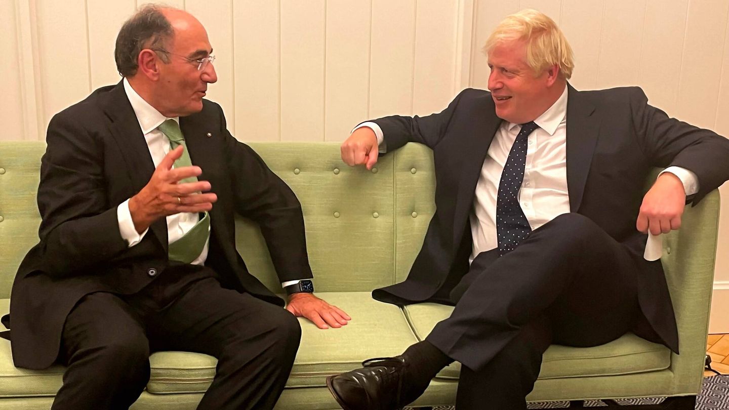 Fotografía cedida por Iberdrola del primer ministro de Reino Unido, Boris Johnson, y el presidente de Iberdrola, Ignacio Sánchez Galán. 