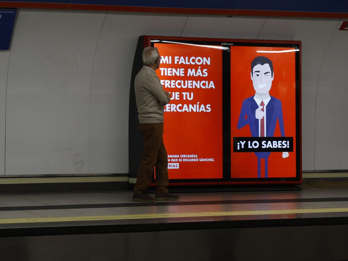 Foto: Un hombre mira unos luminosos con publicidad contra el presidente del Gobierno, Pedro Sánchez. (EFE/J.J.Guillen)