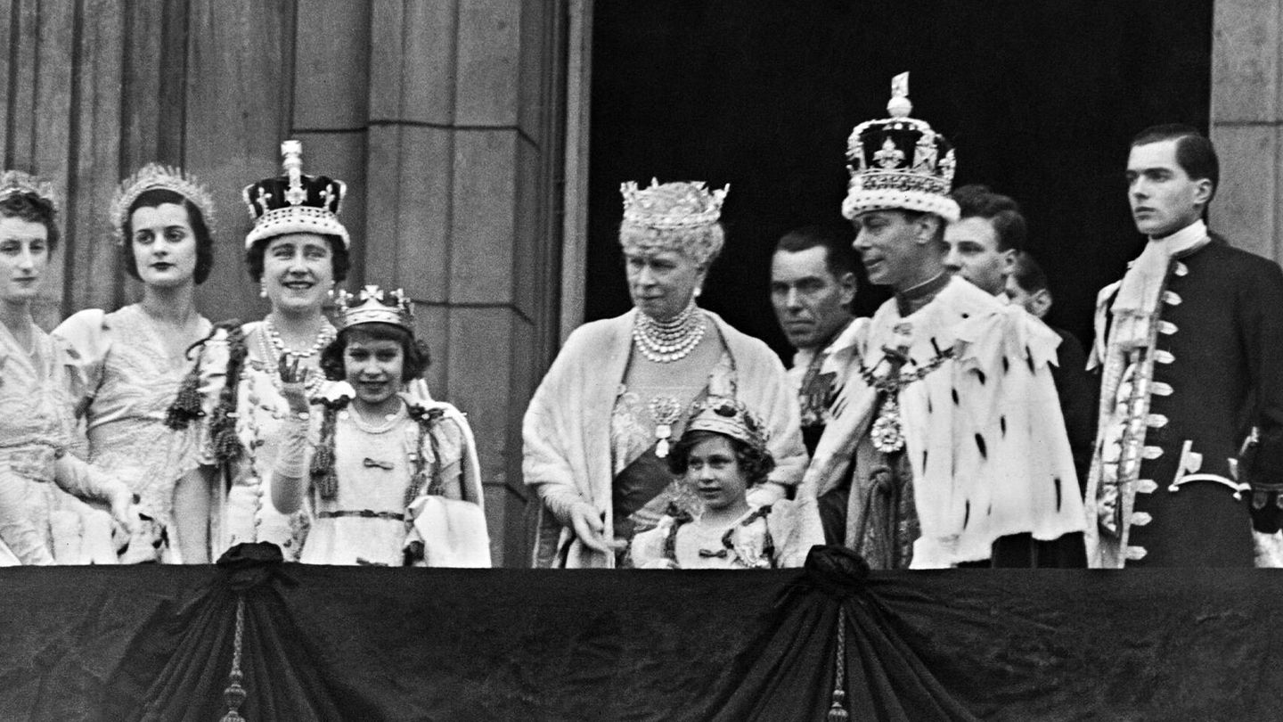 La reina Isabel luce la corona junto a su hija Isabel II durante la coronación del rey Jorge VI, en mayo de 1937. (Getty)
