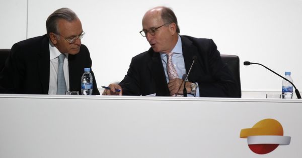 Foto: El expresidente de CaixaBank Isidro Fainé junto al presidente de Repsol, Antonio Brufau. (Reuters)