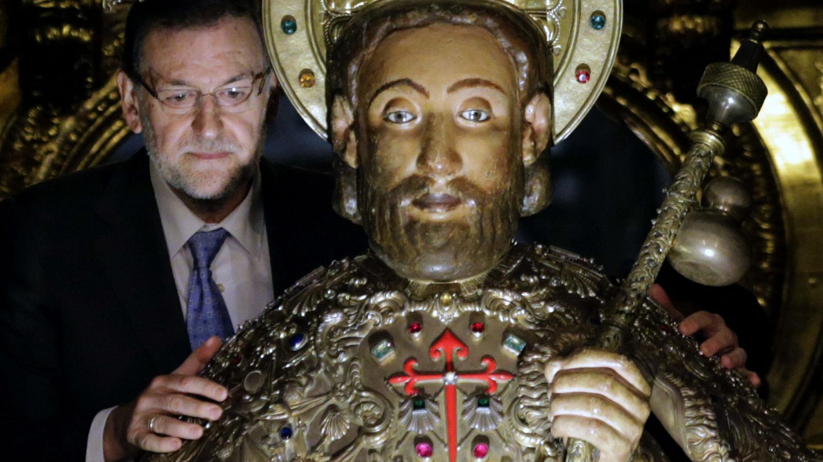 Foto: El presidente del Gobierno, Mariano Rajoy, en Santiago de Compostela, abraza al apóstol. (EFE)